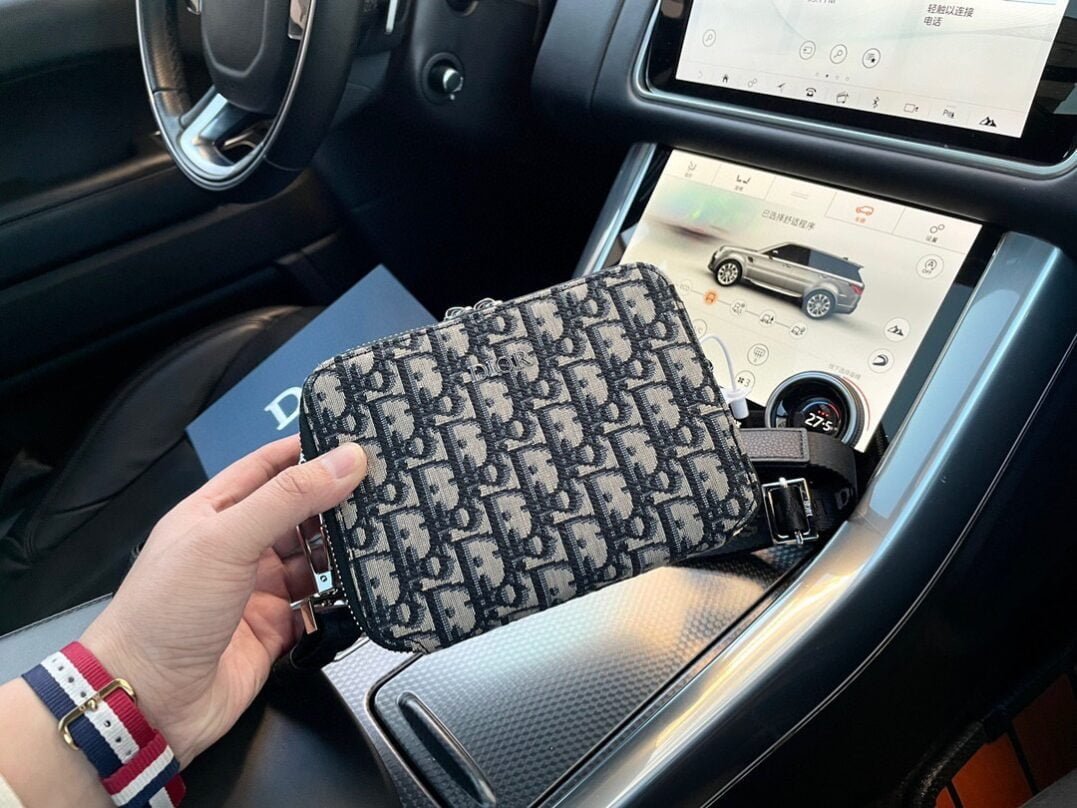 dm5043-dior-fashion-bag-lgruf-e1706731609418