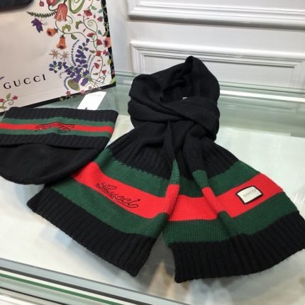 Gucci Beanie & Scarf Set In Black