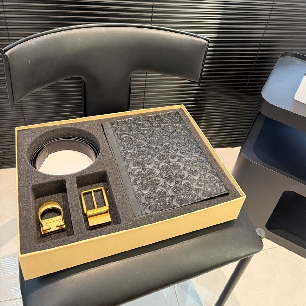 404-1.jpg Gift set: Coach Charter Pouch With Signature Black 30Cm CBG27/OY2 - Image 1