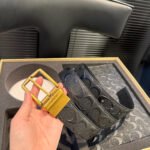 Gift set: Coach Charter Pouch With Signature Black 30Cm CBG27/OY2 - Image 7