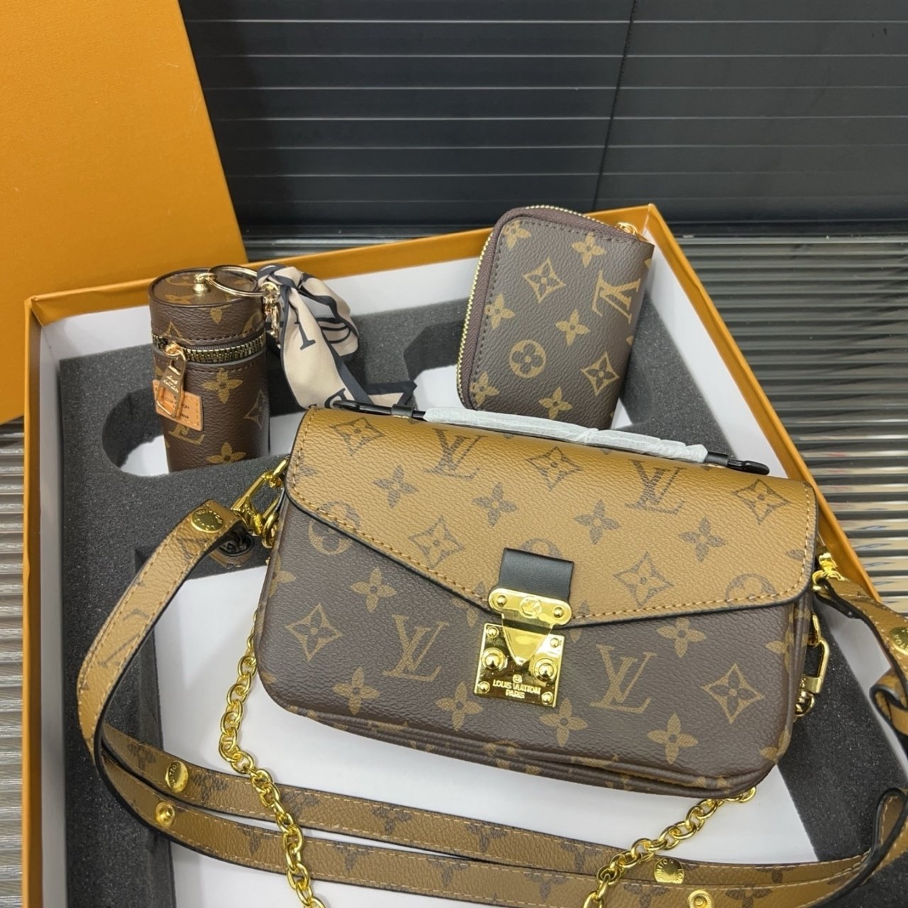 419-2-2.jpg Gift set: Louis Vuitton Pochette Métis Bag Monogram Reverse Canvas 25Cm M44876 - Image 1