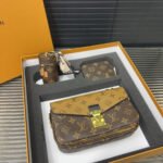 Gift set: Louis Vuitton Pochette Métis Bag Monogram Reverse Canvas 25Cm M44876 - Image 2