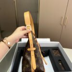 Gift set: Louis Vuitton CarryAll PM Bag Monogram Canvas 29Cm M46203 - Image 3