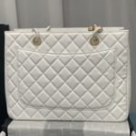 Chanel Bolsa Grand Tote Gold Hardware White 33Cm - Image 3