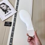 Chanel White Quilted Leather With White Camellia Cc Logo Bow Thong Sandals - Image 5