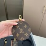 Gift Set: Louis Vuitton Neverfull Bb Bag Beige With Card Wallet And Dragonne Keychain - Image 10