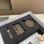 Gift Set: Louis Vuitton Neverfull Bb Bag Beige With Card Wallet And Dragonne Keychain - Image 3