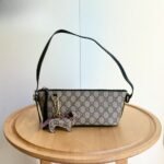 Gucci Gg Emblem Small Shoulder Bag Beige And Dark Brown 22Cm ‎847281 Faeuc 9741 - Image 2