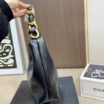Chanel Hobo Handbag Shiny And Gold Tone Metal Black 24Cm - Image 4