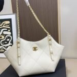 Chanel Shopping Bag Leather And Gold Tone Metal White 21Cm - Image 5
