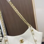 Chanel Shopping Bag Leather And Gold Tone Metal White 21Cm - Image 6