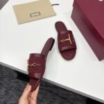 Iconic Set: Gucci Softbit Medium Top Handle Bag And Women’s Slide Sandal With Horsebit - Image 7