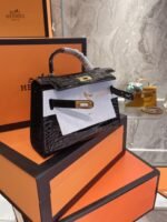 Hermès Kelly Alligator Gold Buckle Black 22Cm - Image 3