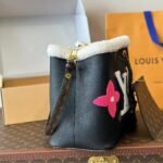 Louis Vuitton Neonoe Handbag Leather And Monogram Teddy Shearling Mm Black 25cm - Image 2
