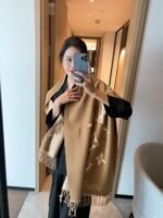 Louis Vuitton Reykjavik Scarf Beige M76067 - Image 4