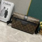 Louis Vuitton S Cape Messenger Monogram Brown 28Cm - Image 4